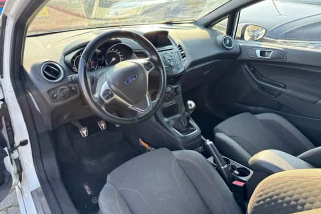 Ford Fiesta (2016) thumbnail 3