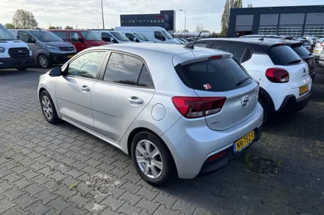 Kia Rio (2017) thumbnail 2