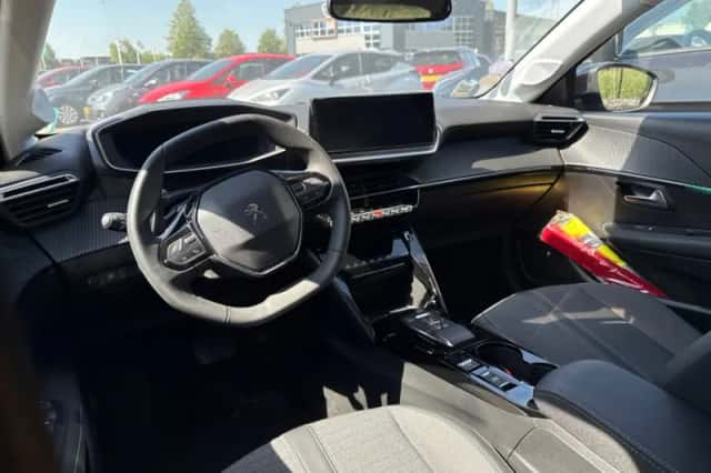 Peugeot 208 (2023) thumbnail 3