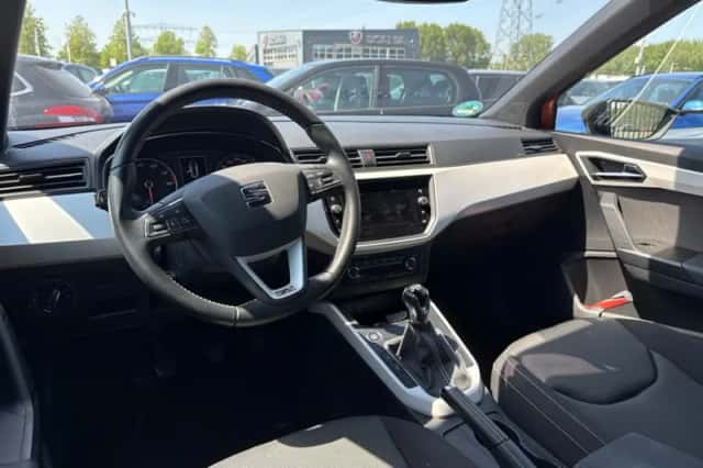 SEAT Arona (2018) thumbnail 3