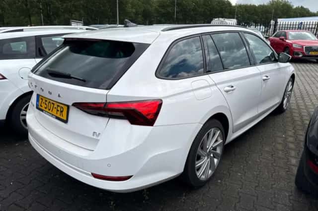 Škoda Octavia (2021) thumbnail 2