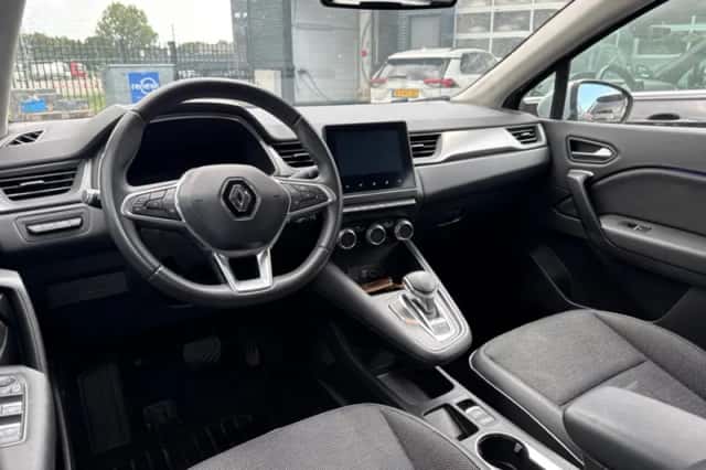 Renault Captur (2021) thumbnail 3