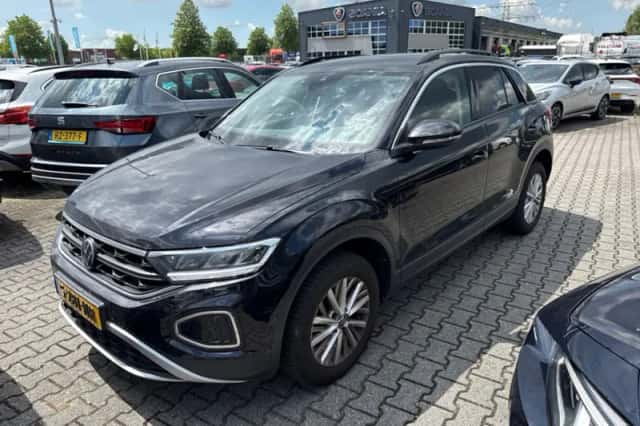 Volkswagen T-Roc (2022) thumbnail 1