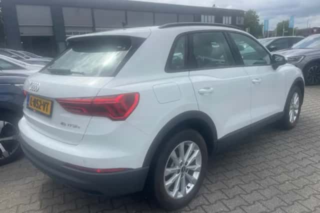 Audi Q3 (2021) thumbnail 2