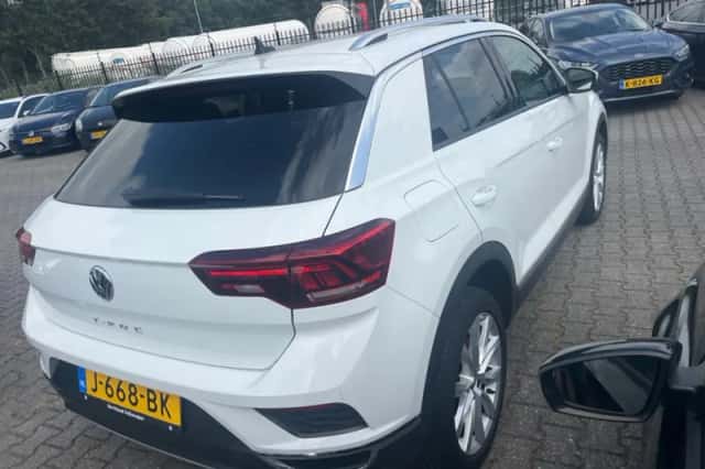 Volkswagen T-Roc (2020) thumbnail 2
