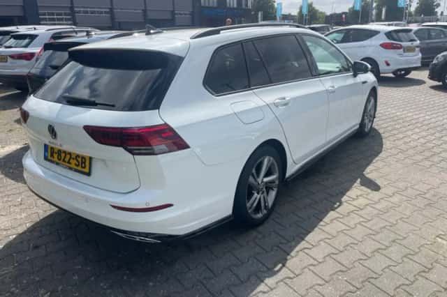 Volkswagen Golf (2022) thumbnail 2