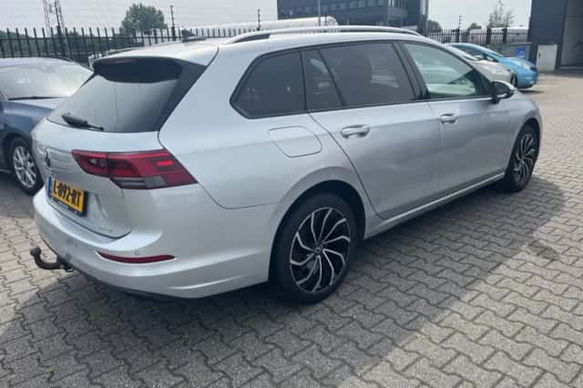 Volkswagen Golf (2021) thumbnail 2