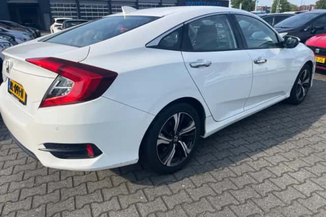 Honda Civic (2018) thumbnail 2