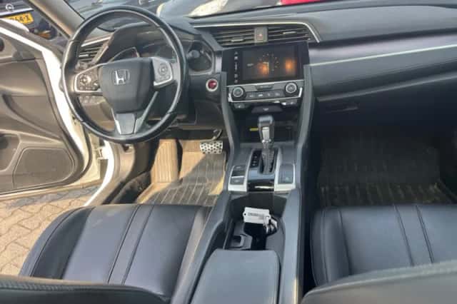Honda Civic (2018) thumbnail 4