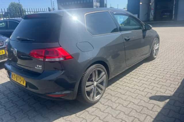 Volkswagen Golf (2016) thumbnail 2