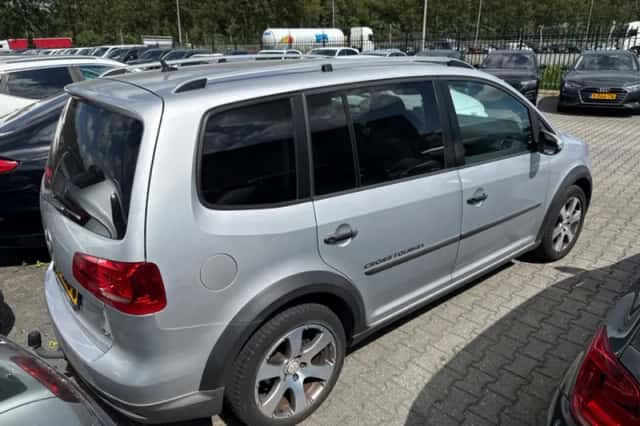 Volkswagen Touran (2011) thumbnail 2