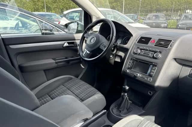 Volkswagen Touran (2011) thumbnail 3