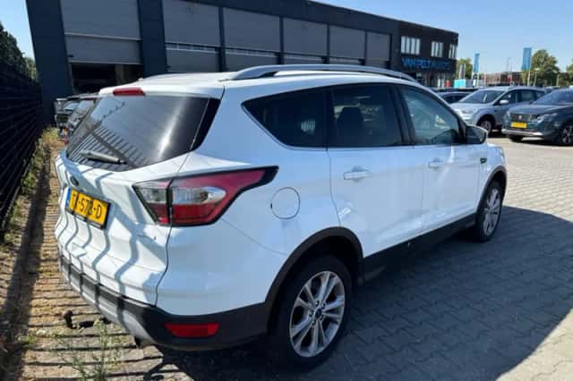 Ford Kuga (2017) thumbnail 2