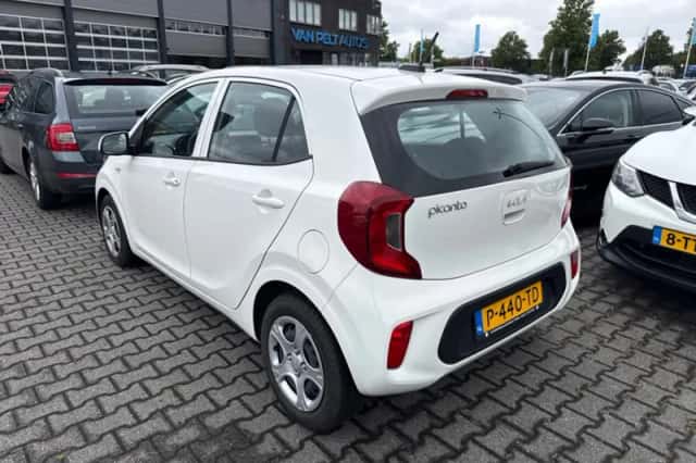 Kia Picanto (2022) thumbnail 2