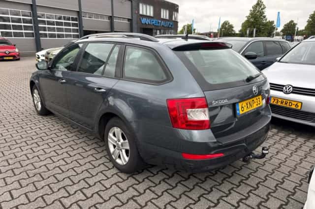 Škoda Octavia (2014) thumbnail 2