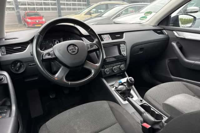 Škoda Octavia (2014) thumbnail 3