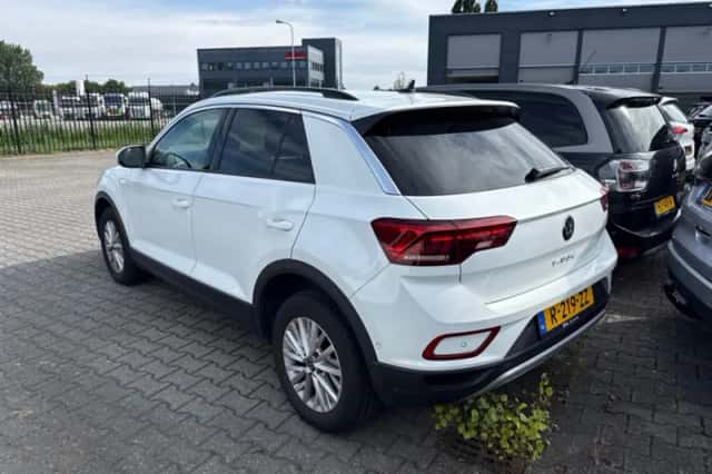 Volkswagen T-Roc (2023) thumbnail 2