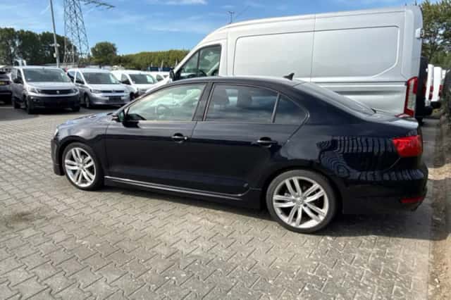 Volkswagen Jetta (2011) thumbnail 2