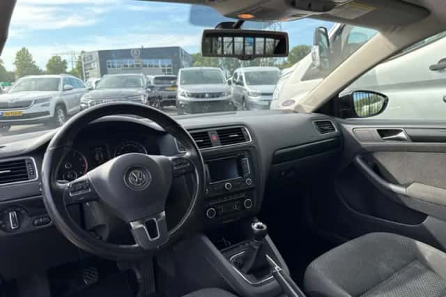 Volkswagen Jetta (2011) thumbnail 3