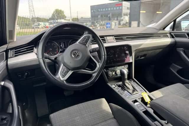 Volkswagen Passat (2020) thumbnail 3