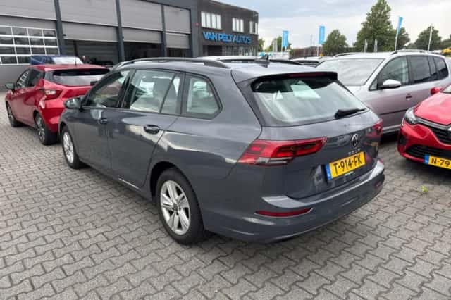 Volkswagen Golf (2023) thumbnail 2