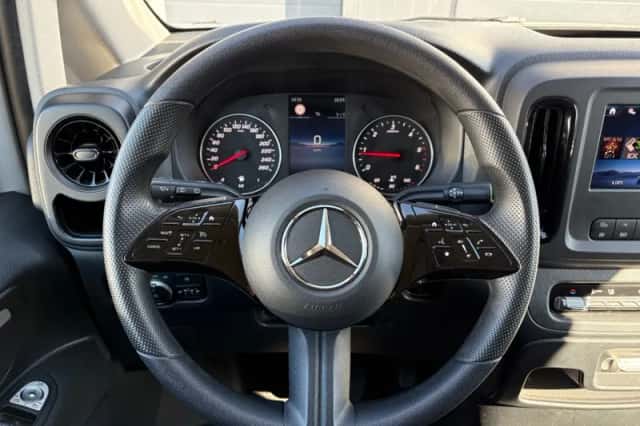 Mercedes-Benz Vito (2024) thumbnail 3