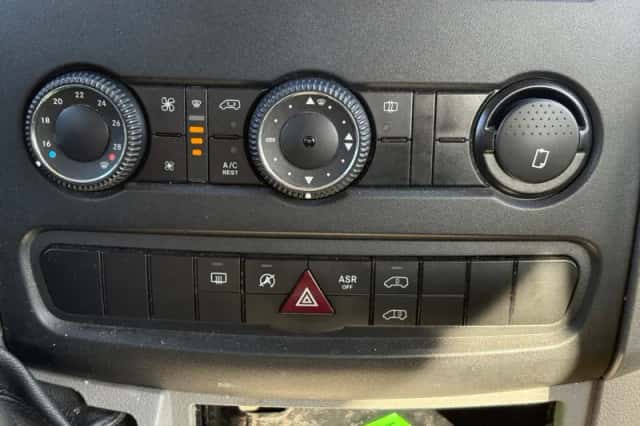 Volkswagen Crafter (2016) thumbnail 36