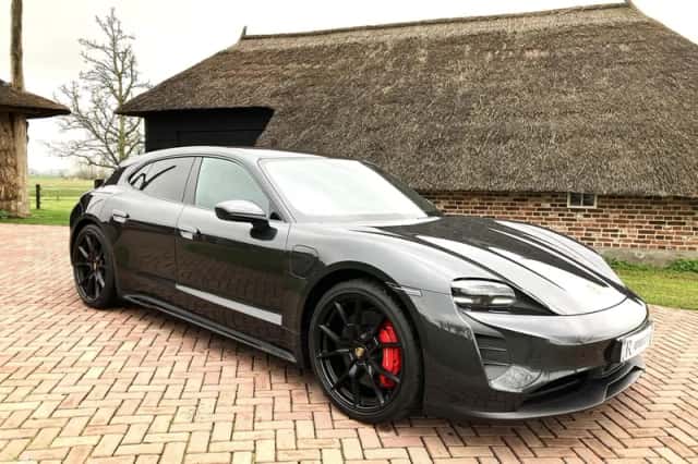 Porsche Taycan (2022) thumbnail 3