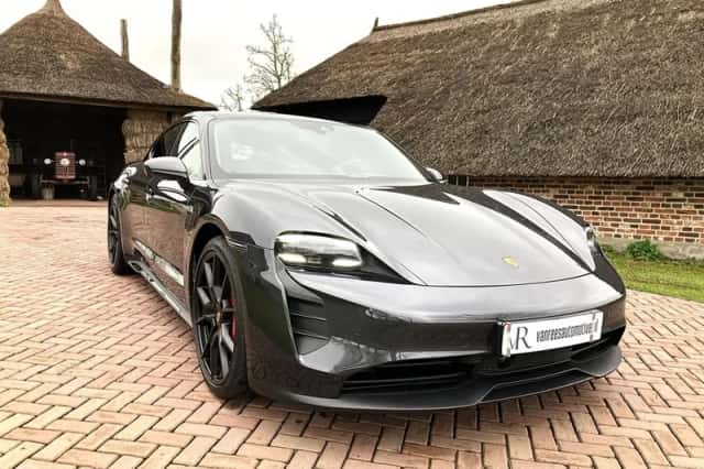 Porsche Taycan (2022) thumbnail 5