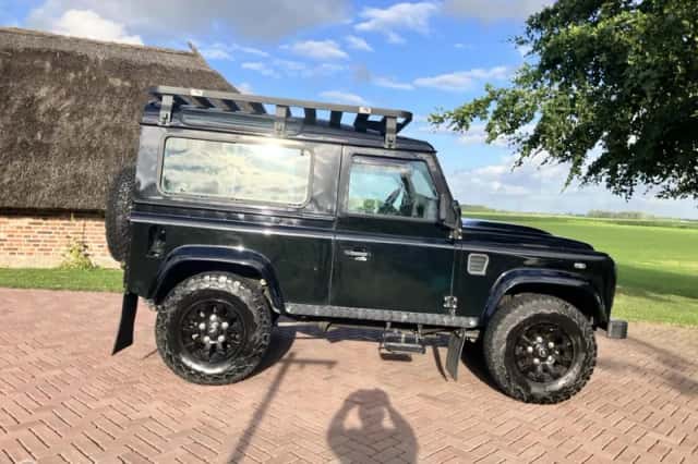 Land Rover Defender (2008) thumbnail 2