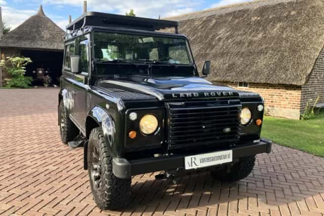 Land Rover Defender (2008) thumbnail 6