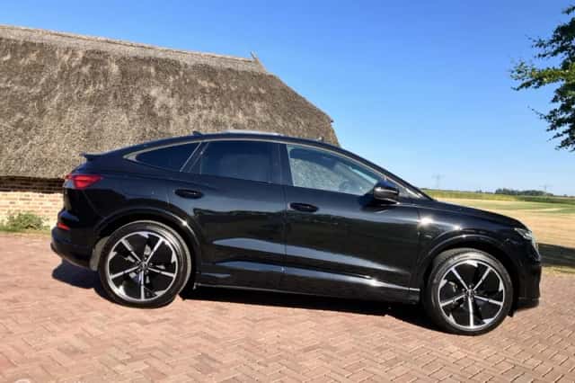 Audi Q4 (2023) thumbnail 2