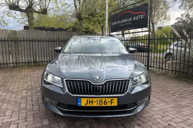 Škoda Superb (2016) thumbnail 2