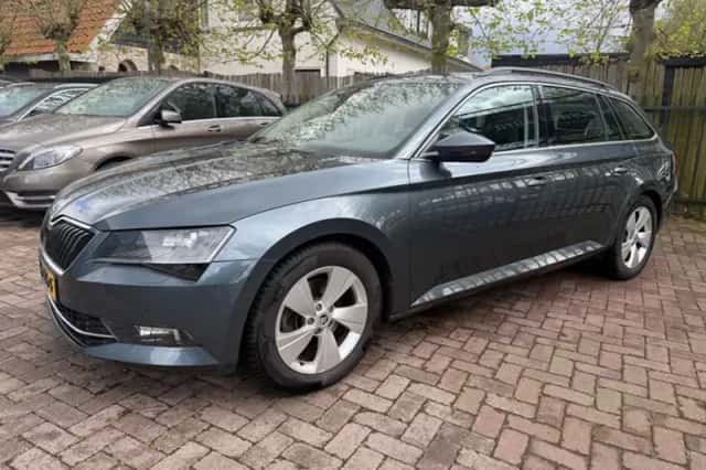 Škoda Superb (2016) thumbnail 3