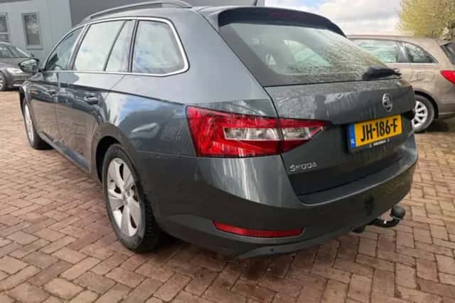 Škoda Superb (2016) thumbnail 4