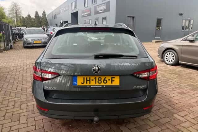 Škoda Superb (2016) thumbnail 5