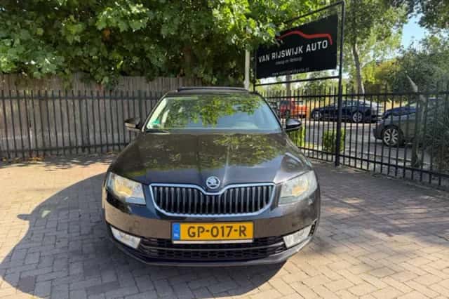 Škoda Octavia (2015) thumbnail 2