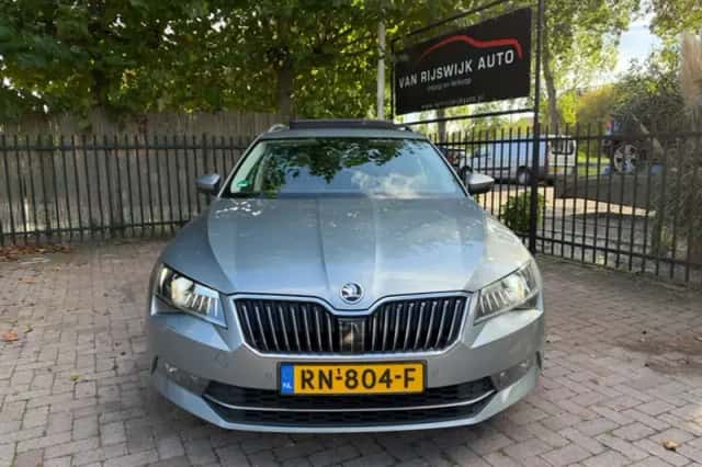 Škoda Superb (2018) thumbnail 2