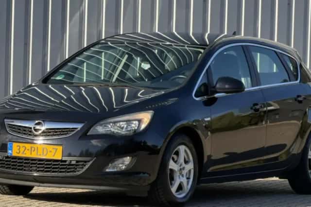 Opel Astra (2011) thumbnail 1
