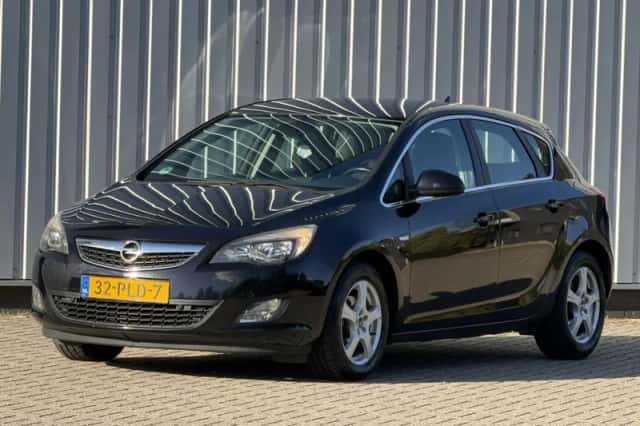 Opel Astra (2011) thumbnail 2