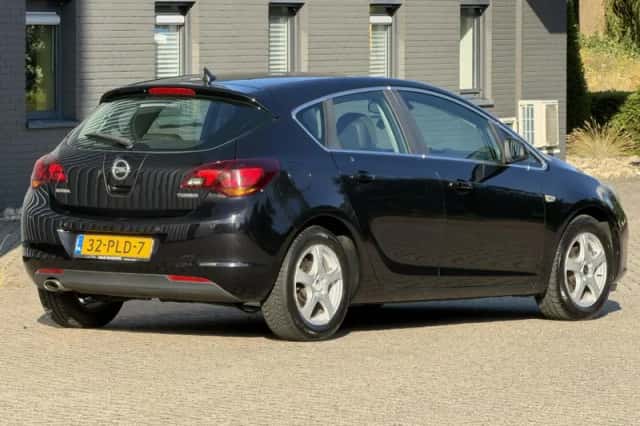 Opel Astra (2011) thumbnail 3