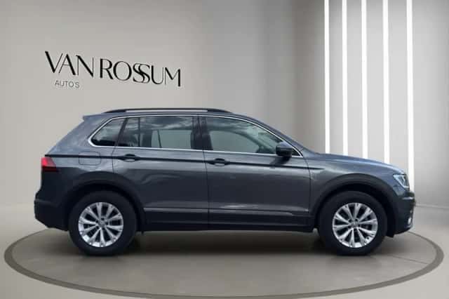 Volkswagen Tiguan (2017) thumbnail 2