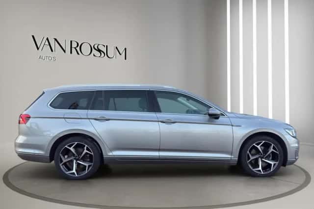 Volkswagen Passat (2017) thumbnail 2