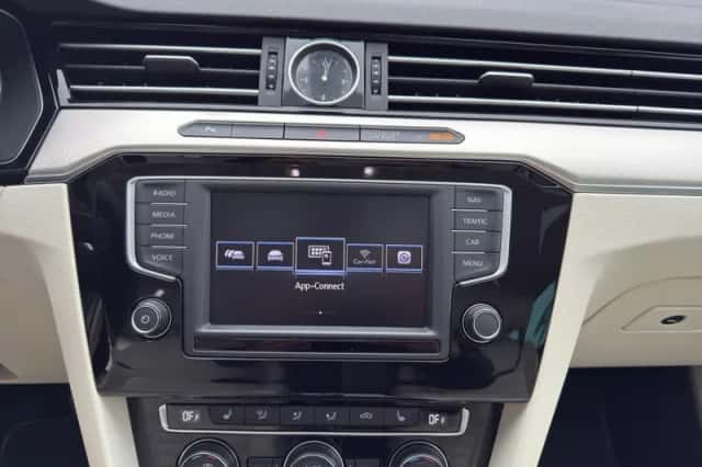 Volkswagen Passat (2017) thumbnail 15