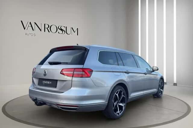 Volkswagen Passat (2017) thumbnail 3