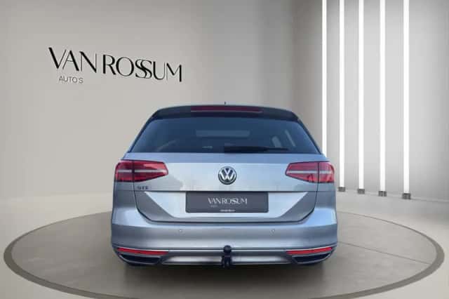Volkswagen Passat (2017) thumbnail 4
