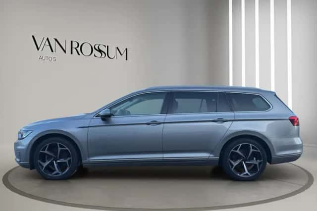 Volkswagen Passat (2017) thumbnail 8