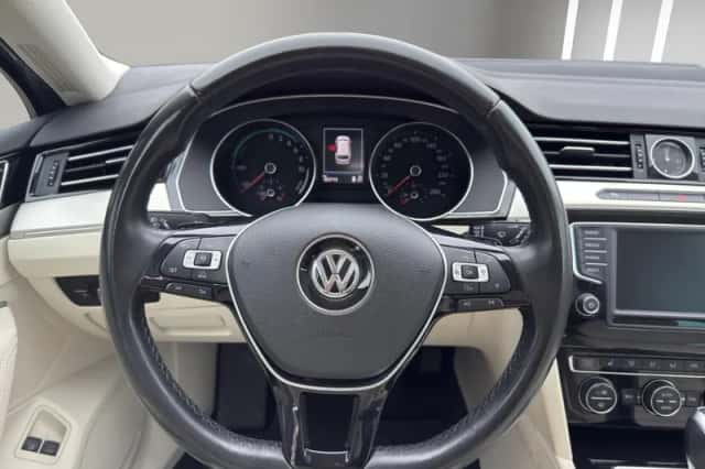 Volkswagen Passat (2017) thumbnail 9