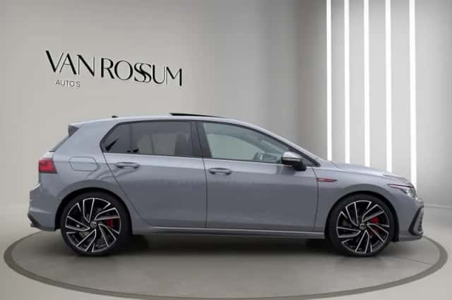Volkswagen Golf (2023) thumbnail 2