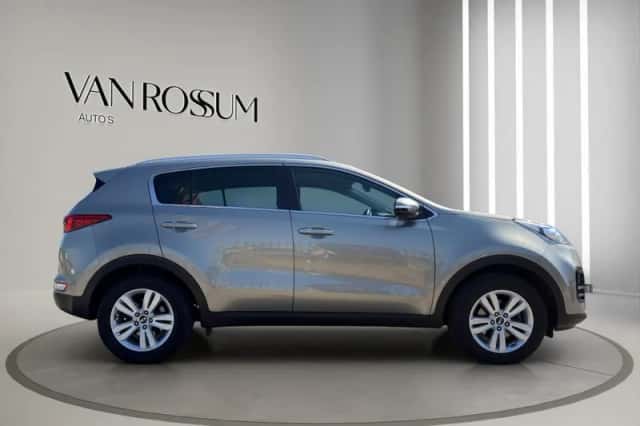 Kia Sportage (2016) thumbnail 2